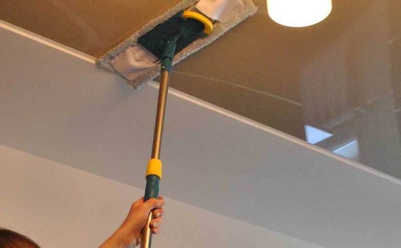 Уход за потолочной плиткой - чем и как ее мыть?