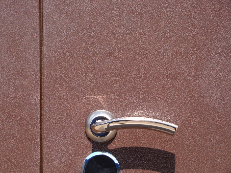 Покраска металлических дверей своими руками: особенности