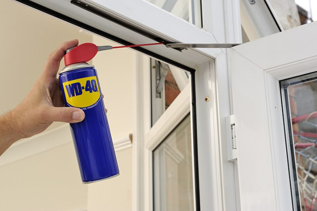 Смазка фурнитуры пластиковых. Смазка окна WD-40. Смазка оконной фурнитуры Rehau. Смазка фурнитуры пластиковых окон. Смазка для оконной фурнитуры.