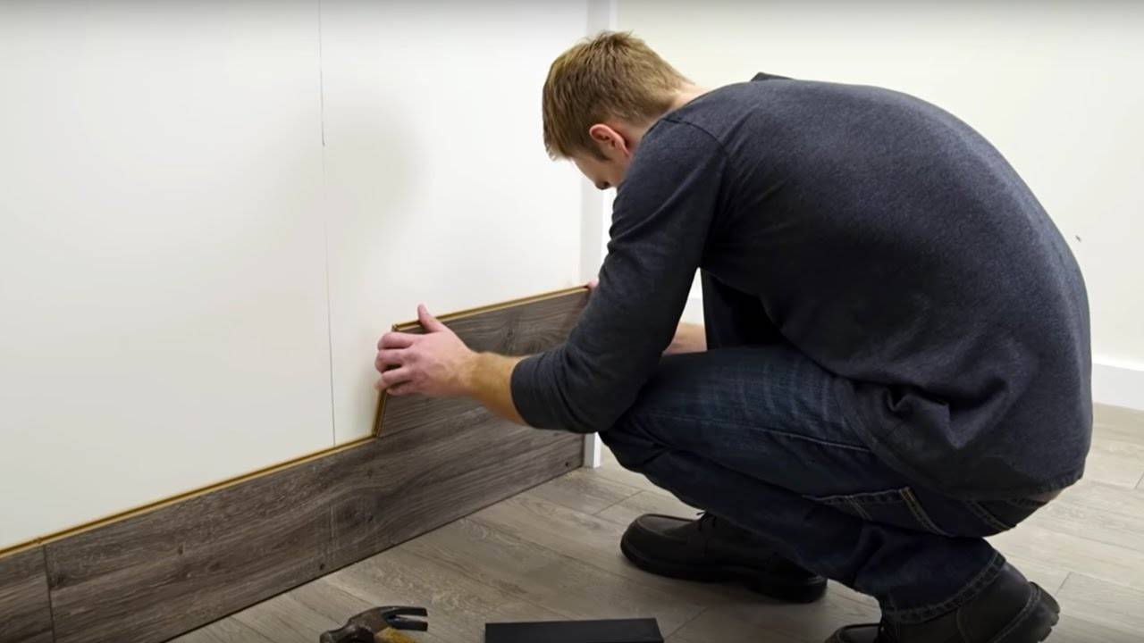 Отделка стен ламинатом: как закрепить на поверхности - клеевая укладка, монтаж на обрешетку (фото, видео)
