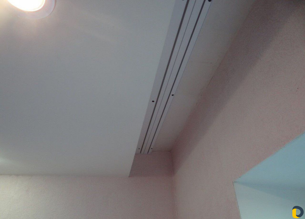 Натяжной потолок с нишей для штор