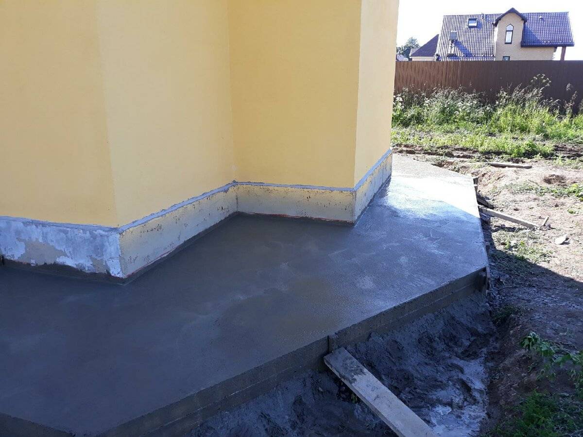 Чем покрасить бетонную отмостку