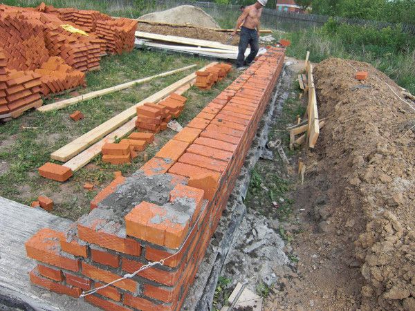 Работы по укладке цоколя из кирпича