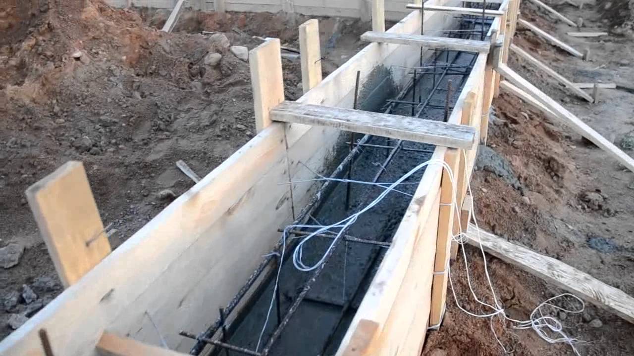 Заливка ленточного фундамента своими руками (без опыта, одному): можно ли поэтапно, частями, как правильно заливается бетон?