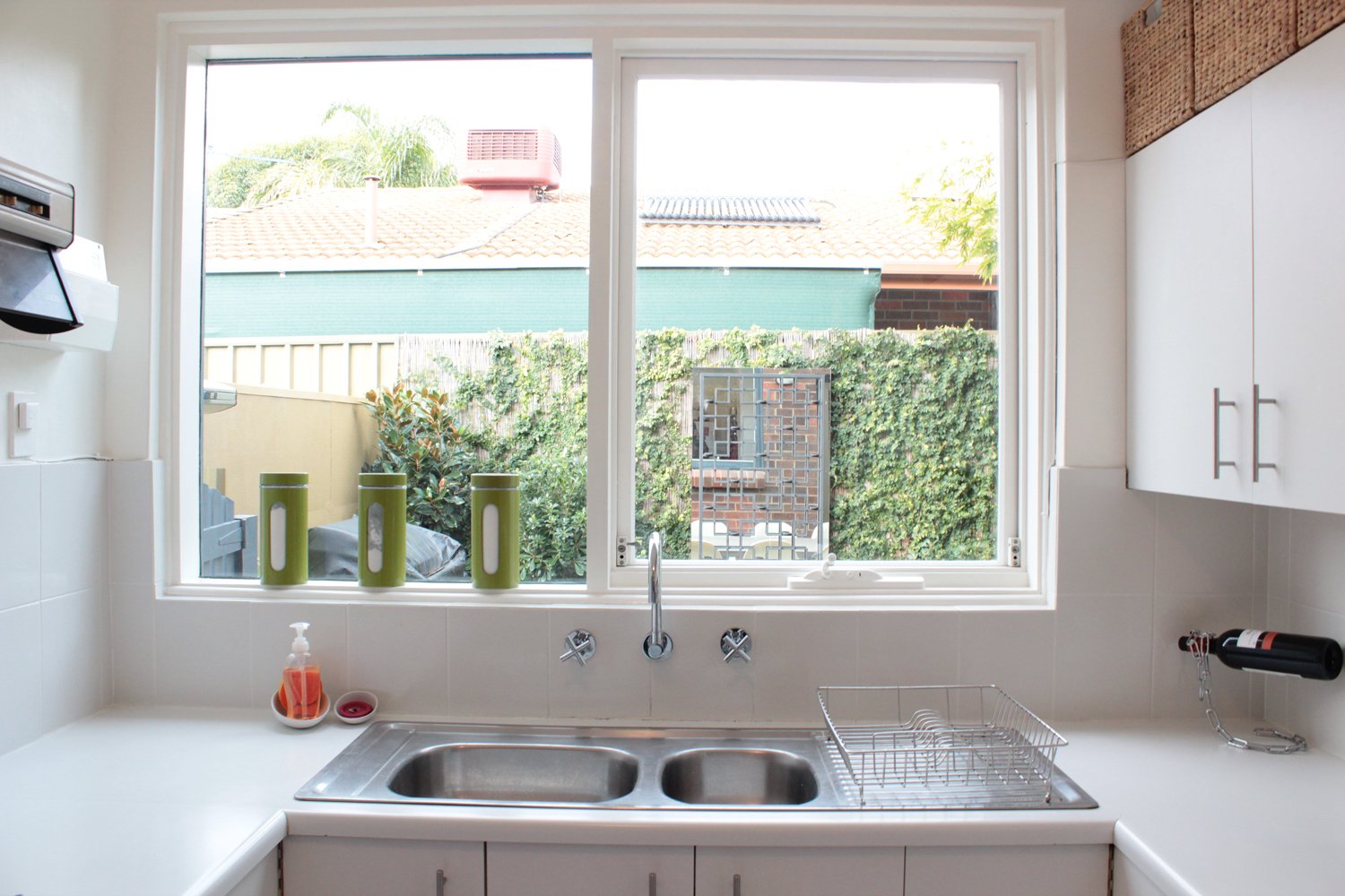 Мойка на кухне у окна: за и против, фото