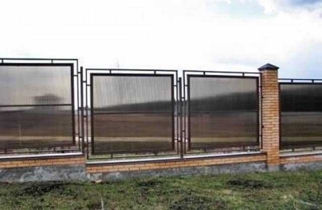 Забор из поликарбоната: варианты сотовых конструкций для частного дома с фото