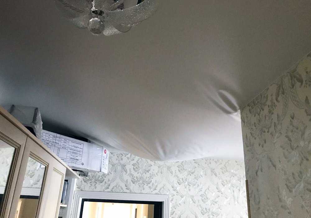 Как провисают натяжные потолки и как это исправить в доме и квартире? причины: от температуры, воздуха, воды и предметов