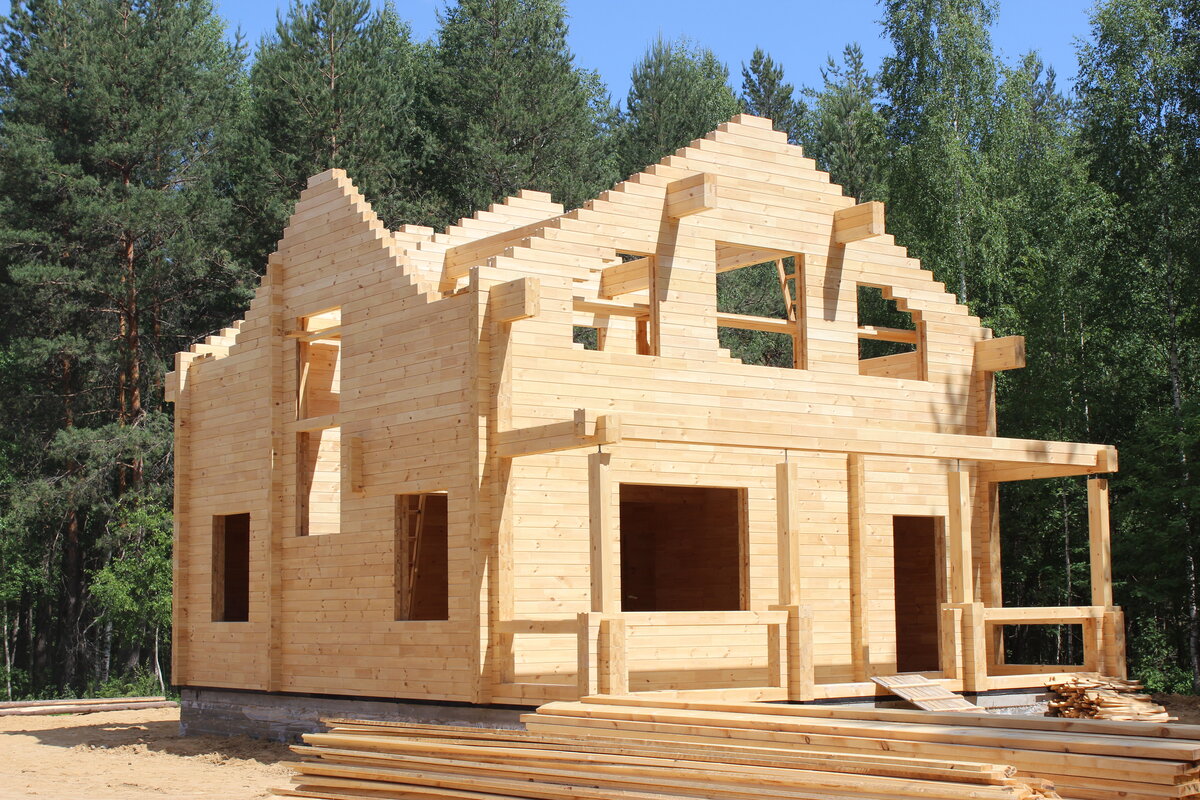 Строительство домов из профилированного бруса, его характеристики и этапы строительства