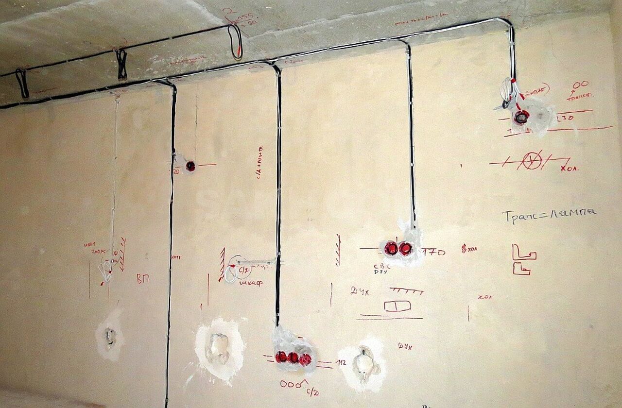 Новая электропроводка. Схема разметки штроб под проводку. Монтаж электропроводки на стену. Электропроводка в квартире. Проводка в доме.