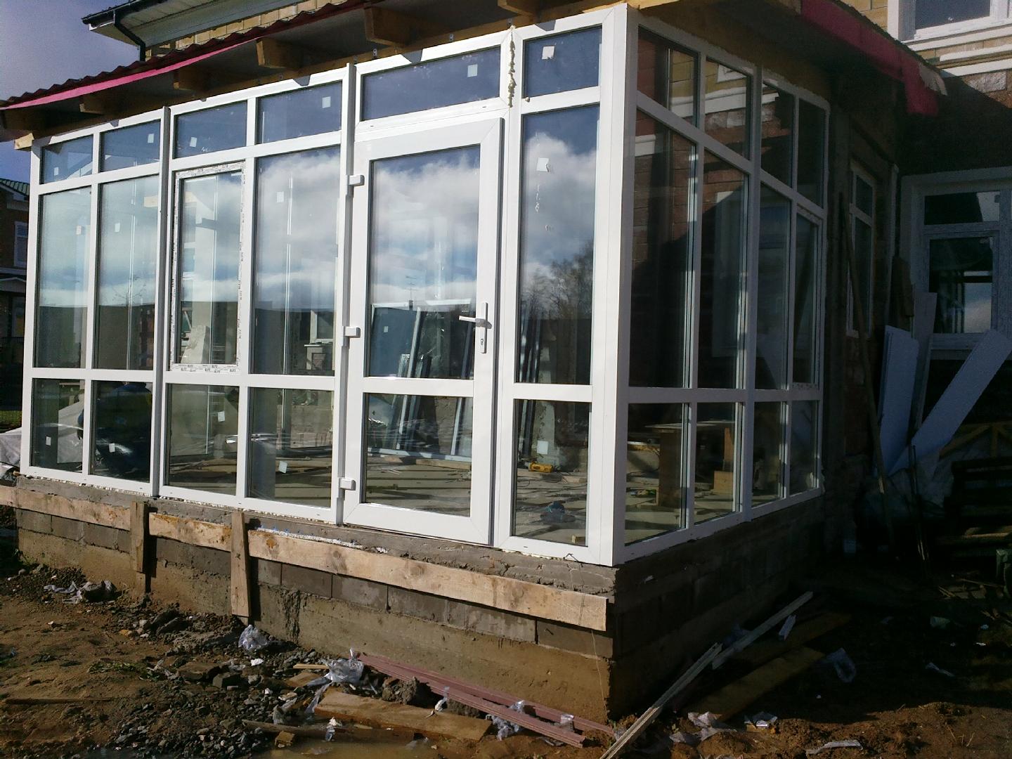Веранда к дому с пластиковыми окнами, сдвижные окна