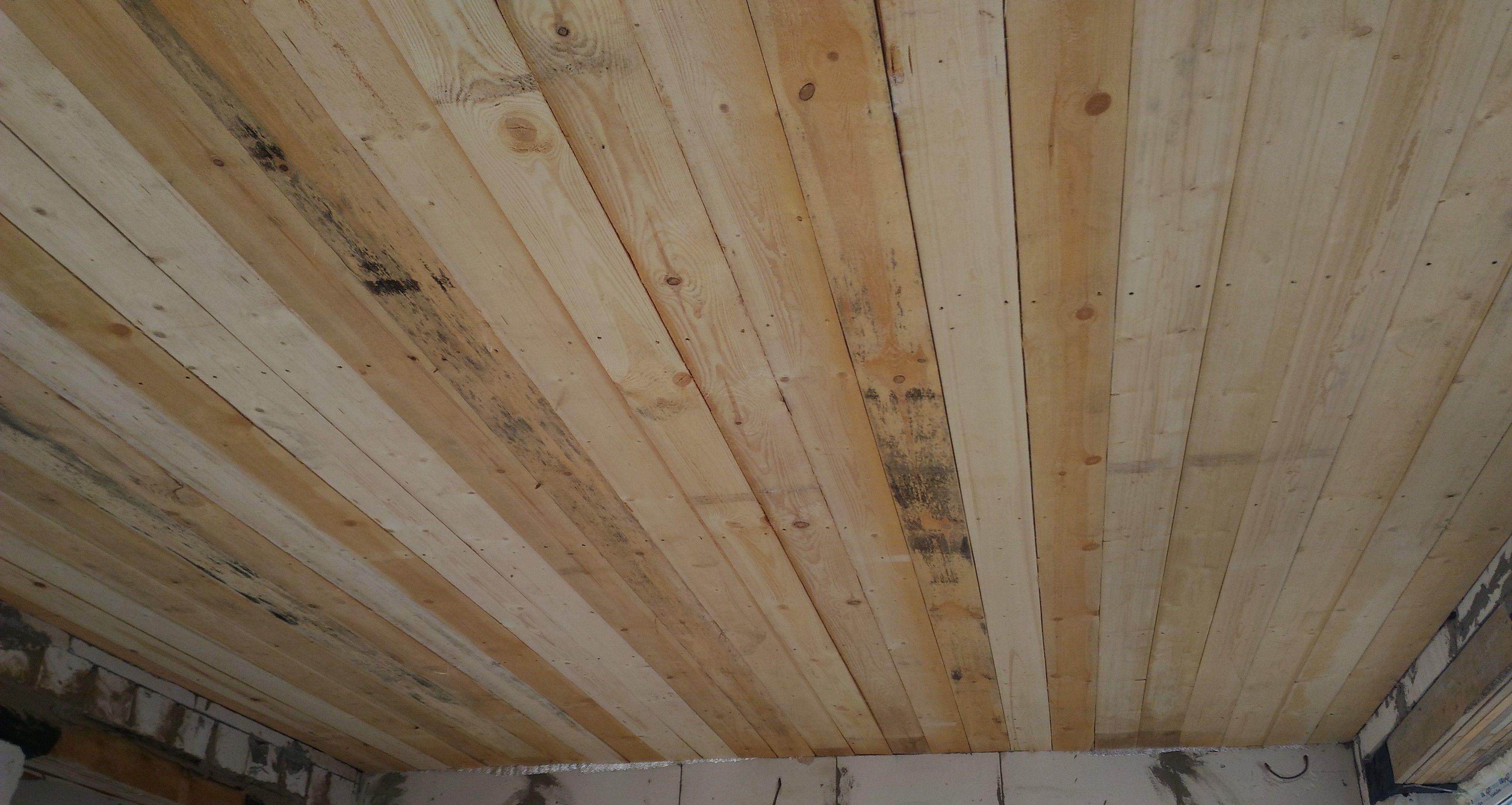 Этапы обустройства чернового потолка по деревянным балкам