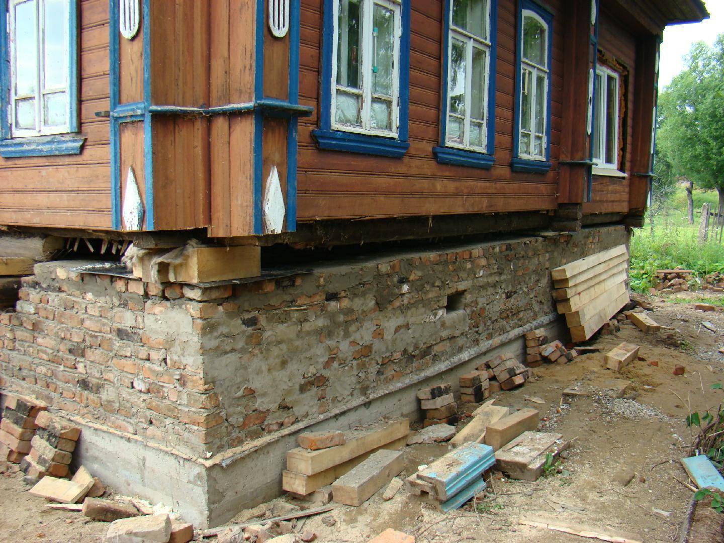 Замена фундамента под деревянным домом