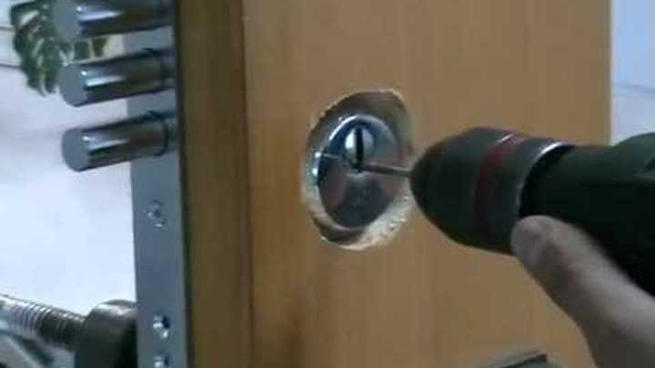 Как высверлить личинку замка входной двери: видео
