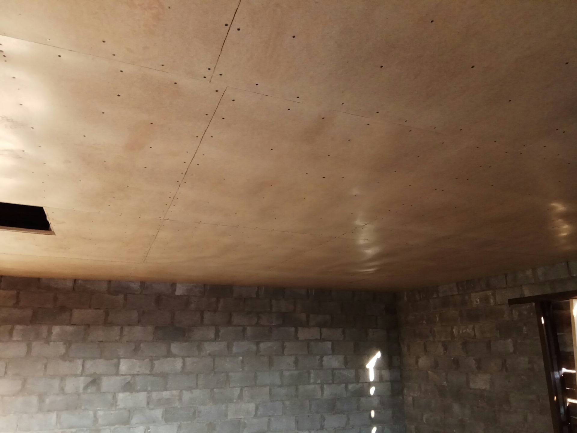Потолок в гараже: какими материалами его отделывают
