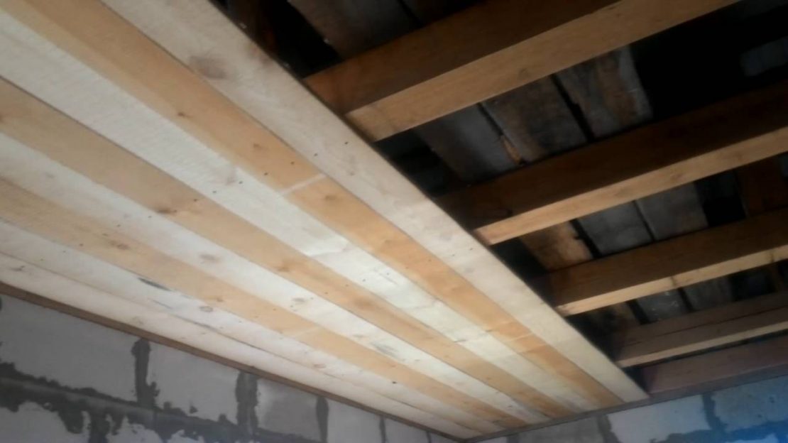 Черновой потолок по деревянным балкам: подробная инструкция!
