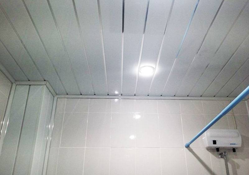 Монтаж потолка из пластиковых панелей в ванной комнате