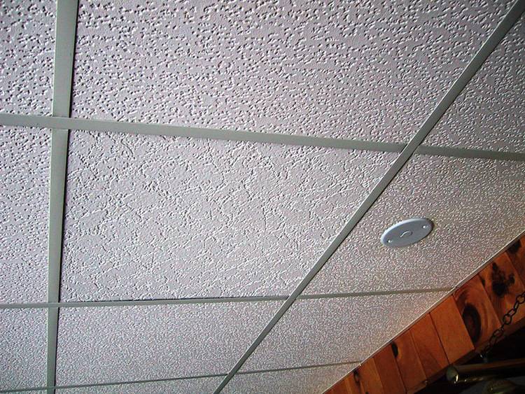 Как помыть потолок из плитки пенопласта без разводов в домашних условиях