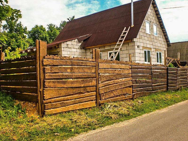 Как сделать забор из горбыля своими руками