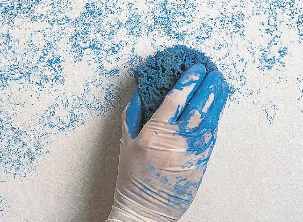 Покраска обоев водоэмульсионной краской: видео-инструкция как покрасить своими руками, фото