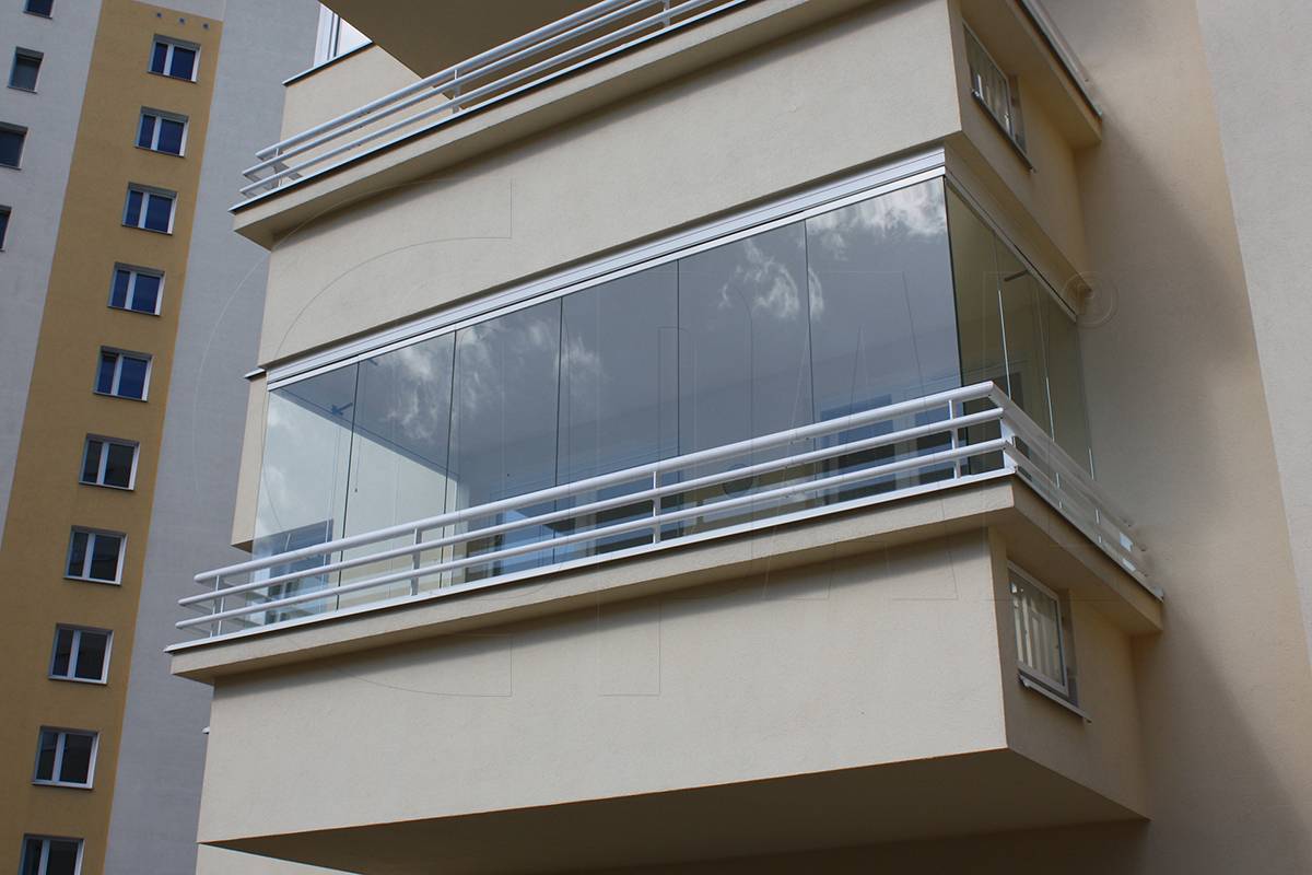 Безрамное остекление балконов и лоджий: плюсы и минусы (13 фото)