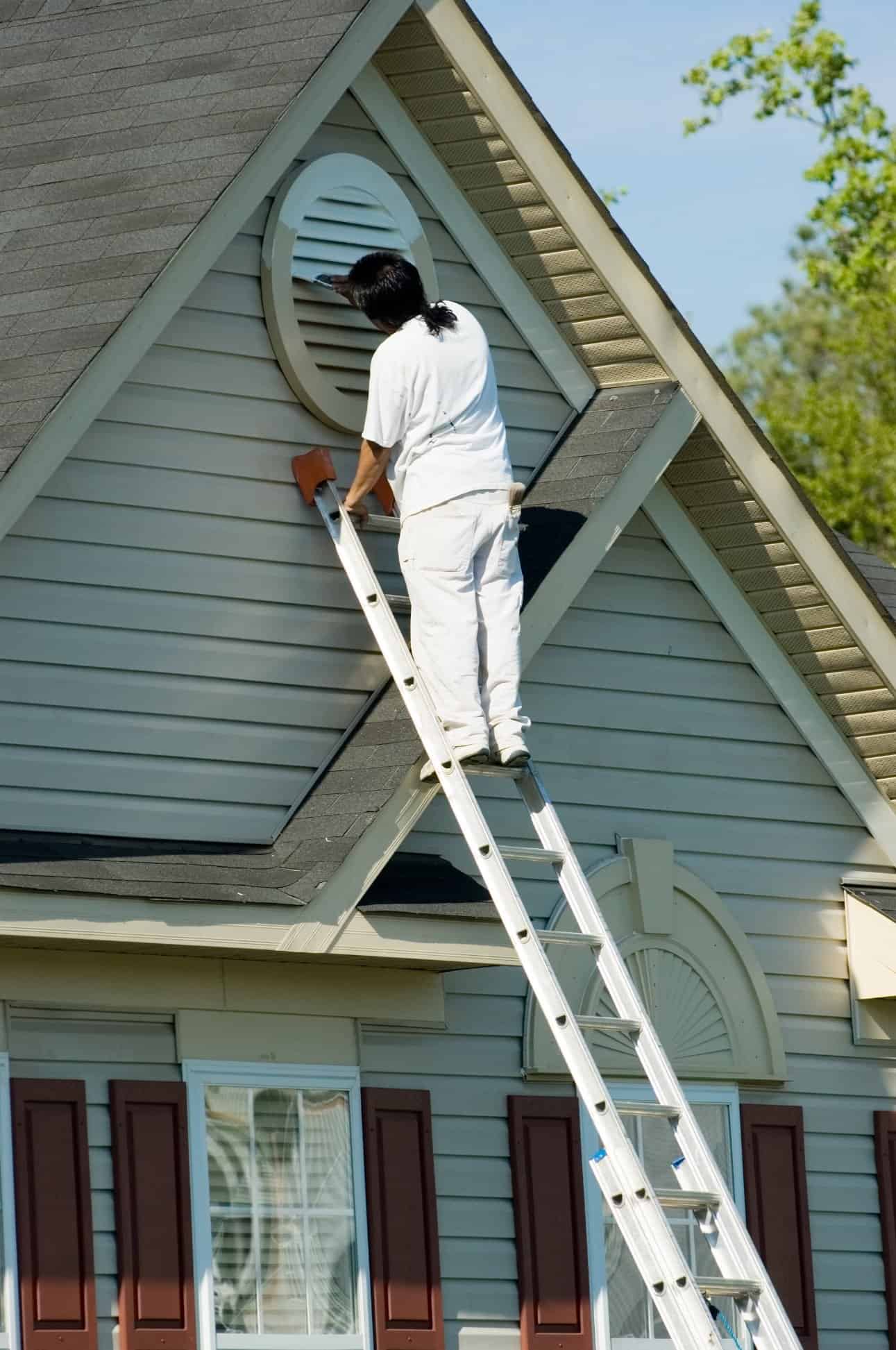 Подбор и техника покраски фронтона деревянного дома