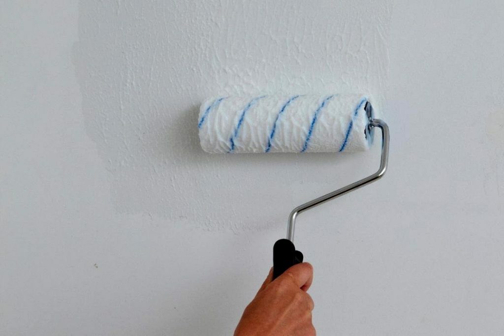 Как покрасить краскопультом потолок и стены?