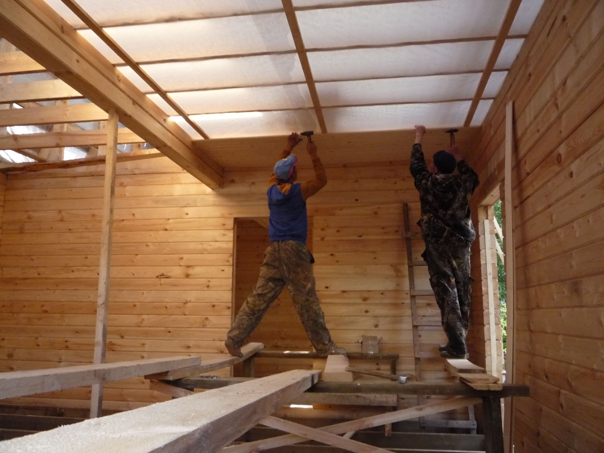Как выровнять потолок в деревянном доме частном своими руками и способы