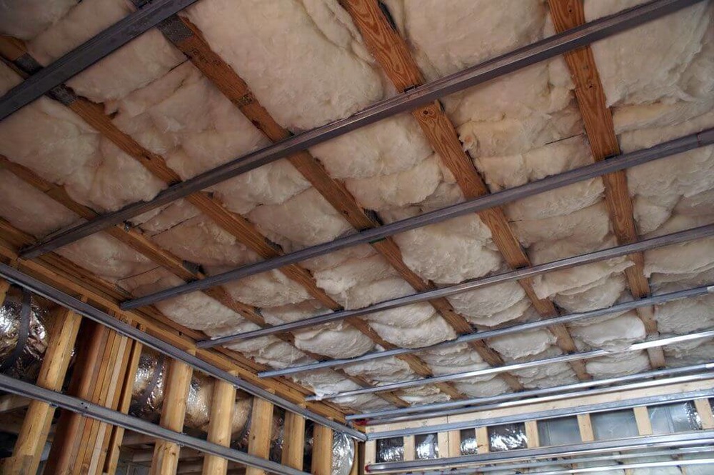 Как выровнять потолок в деревянном доме своими руками и способы выравнивания
